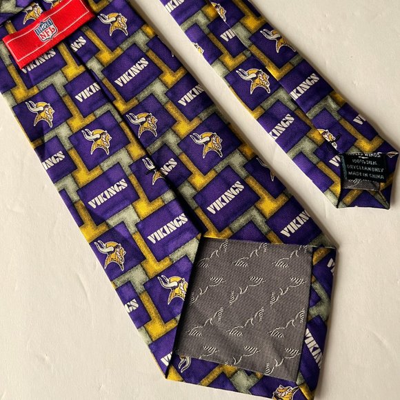 NFL VIKINGS Novelty Tie Purple & Gold NWOT - Picture 2 of 3